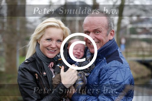 Hoorn  12 januari 2012
Sonja Bakker met Jan Reus achter de kinderwagen met zoontje Bram op weg naar de lidl voor signeersessie.
Peter Smulders bv