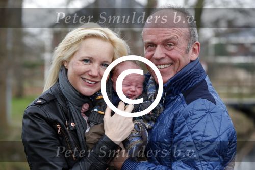 Hoorn  12 januari 2012
Sonja Bakker met Jan Reus achter de kinderwagen met zoontje Bram op weg naar de lidl voor signeersessie.
Peter Smulders bv
