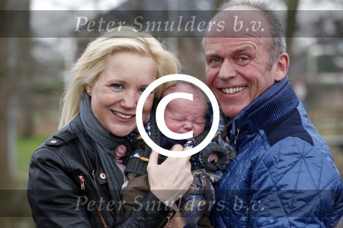 Hoorn  12 januari 2012
Sonja Bakker met Jan Reus achter de kinderwagen met zoontje Bram op weg naar de lidl voor signeersessie.
Peter Smulders bv