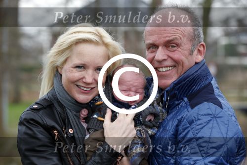 Hoorn  12 januari 2012
Sonja Bakker met Jan Reus achter de kinderwagen met zoontje Bram op weg naar de lidl voor signeersessie.
Peter Smulders bv