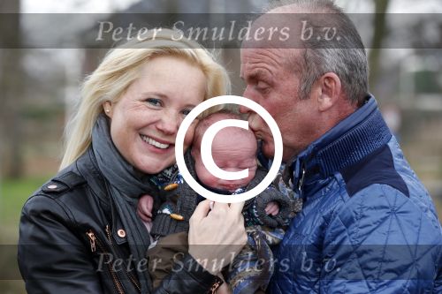 Hoorn  12 januari 2012
Sonja Bakker met Jan Reus achter de kinderwagen met zoontje Bram op weg naar de lidl voor signeersessie.
Peter Smulders bv