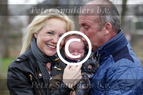 Hoorn  12 januari 2012
Sonja Bakker met Jan Reus achter de kinderwagen met zoontje Bram op weg naar de lidl voor signeersessie.
Peter Smulders bv