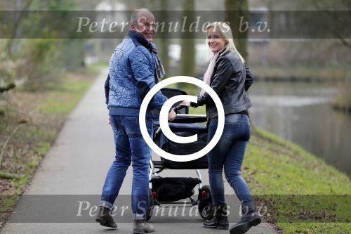 Hoorn  12 januari 2012
Sonja Bakker met Jan Reus achter de kinderwagen met zoontje Bram op weg naar de lidl voor signeersessie.
Peter Smulders bv