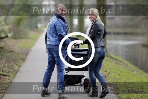 Hoorn  12 januari 2012
Sonja Bakker met Jan Reus achter de kinderwagen met zoontje Bram op weg naar de lidl voor signeersessie.
Peter Smulders bv