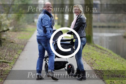 Hoorn  12 januari 2012
Sonja Bakker met Jan Reus achter de kinderwagen met zoontje Bram op weg naar de lidl voor signeersessie.
Peter Smulders bv
