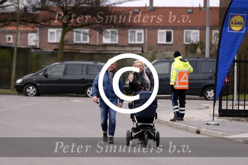 Hoorn  12 januari 2012
Sonja Bakker met Jan Reus achter de kinderwagen met zoontje Bram op weg naar de lidl voor signeersessie.
Peter Smulders bv