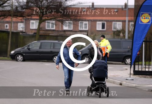 Hoorn  12 januari 2012
Sonja Bakker met Jan Reus achter de kinderwagen met zoontje Bram op weg naar de lidl voor signeersessie.
Peter Smulders bv