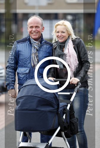 Hoorn  12 januari 2012
Sonja Bakker met Jan Reus achter de kinderwagen met zoontje Bram op weg naar de lidl voor signeersessie.
Peter Smulders bv