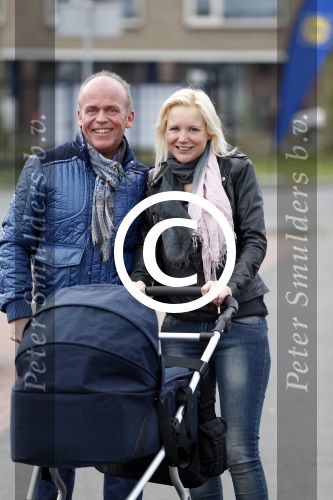 Hoorn  12 januari 2012
Sonja Bakker met Jan Reus achter de kinderwagen met zoontje Bram op weg naar de lidl voor signeersessie.
Peter Smulders bv