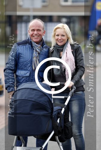 Hoorn  12 januari 2012
Sonja Bakker met Jan Reus achter de kinderwagen met zoontje Bram op weg naar de lidl voor signeersessie.
Peter Smulders bv