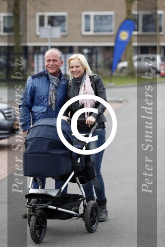 Hoorn  12 januari 2012
Sonja Bakker met Jan Reus achter de kinderwagen met zoontje Bram op weg naar de lidl voor signeersessie.
Peter Smulders bv