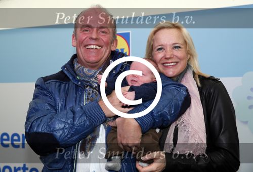 Hoorn  12 januari 2012
Sonja Bakker met Jan Reus achter de kinderwagen met zoontje Bram op weg naar de lidl voor signeersessie.
Peter Smulders bv