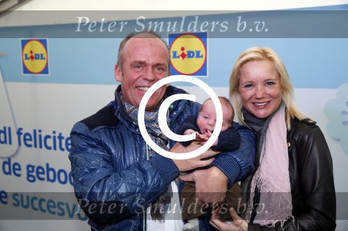 Hoorn  12 januari 2012
Sonja Bakker met Jan Reus achter de kinderwagen met zoontje Bram op weg naar de lidl voor signeersessie.
Peter Smulders bv