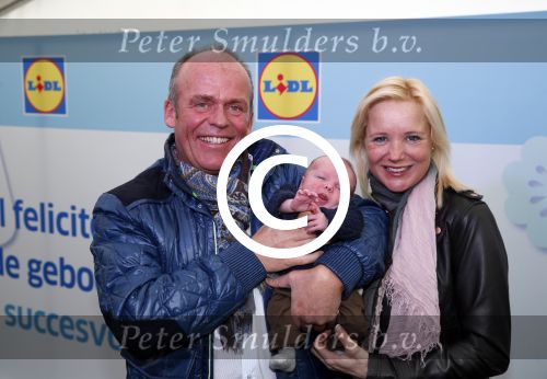 Hoorn  12 januari 2012
Sonja Bakker met Jan Reus achter de kinderwagen met zoontje Bram op weg naar de lidl voor signeersessie.
Peter Smulders bv