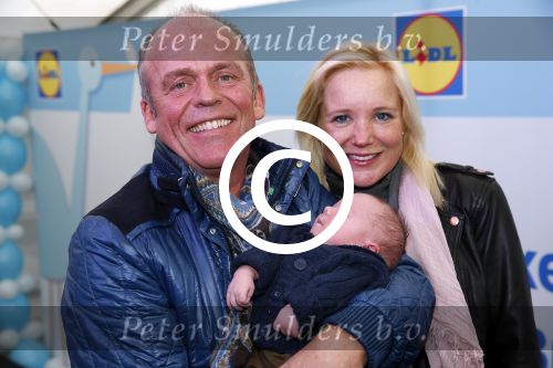 Hoorn  12 januari 2012
Sonja Bakker met Jan Reus achter de kinderwagen met zoontje Bram op weg naar de lidl voor signeersessie.
Peter Smulders bv