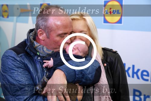 Hoorn  12 januari 2012
Sonja Bakker met Jan Reus achter de kinderwagen met zoontje Bram op weg naar de lidl voor signeersessie.
Peter Smulders bv