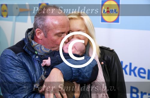 Hoorn  12 januari 2012
Sonja Bakker met Jan Reus achter de kinderwagen met zoontje Bram op weg naar de lidl voor signeersessie.
Peter Smulders bv