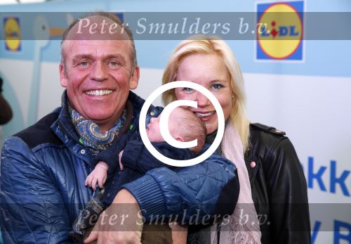 Hoorn  12 januari 2012
Sonja Bakker met Jan Reus achter de kinderwagen met zoontje Bram op weg naar de lidl voor signeersessie.
Peter Smulders bv