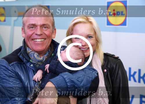 Hoorn  12 januari 2012
Sonja Bakker met Jan Reus achter de kinderwagen met zoontje Bram op weg naar de lidl voor signeersessie.
Peter Smulders bv