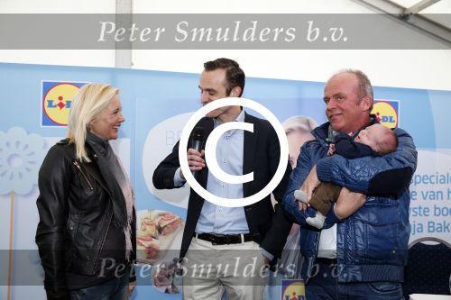 Hoorn  12 januari 2012
Sonja Bakker met Jan Reus achter de kinderwagen met zoontje Bram op weg naar de lidl voor signeersessie.
Peter Smulders bv