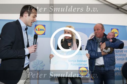 Hoorn  12 januari 2012
Sonja Bakker met Jan Reus achter de kinderwagen met zoontje Bram op weg naar de lidl voor signeersessie.
Peter Smulders bv