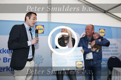 Hoorn  12 januari 2012
Sonja Bakker met Jan Reus achter de kinderwagen met zoontje Bram op weg naar de lidl voor signeersessie.
Peter Smulders bv