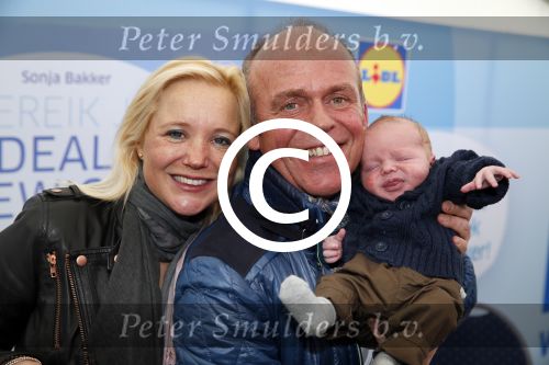 Hoorn  12 januari 2012
Sonja Bakker met Jan Reus achter de kinderwagen met zoontje Bram op weg naar de lidl voor signeersessie.
Peter Smulders bv