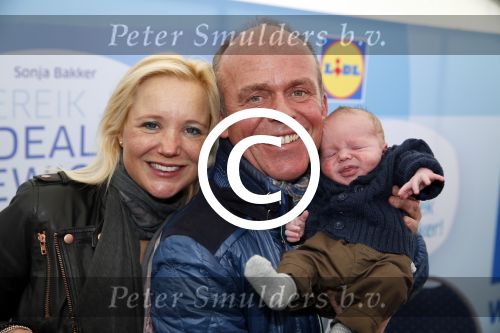 Hoorn  12 januari 2012
Sonja Bakker met Jan Reus achter de kinderwagen met zoontje Bram op weg naar de lidl voor signeersessie.
Peter Smulders bv