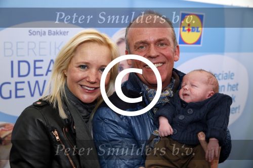 Hoorn  12 januari 2012
Sonja Bakker met Jan Reus achter de kinderwagen met zoontje Bram op weg naar de lidl voor signeersessie.
Peter Smulders bv