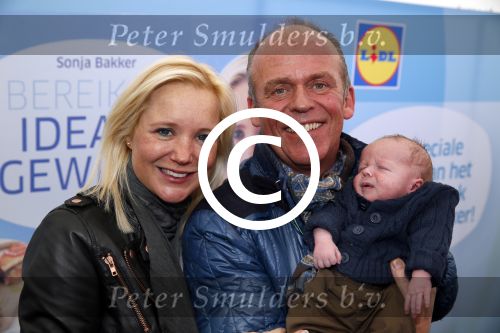 Hoorn  12 januari 2012
Sonja Bakker met Jan Reus achter de kinderwagen met zoontje Bram op weg naar de lidl voor signeersessie.
Peter Smulders bv