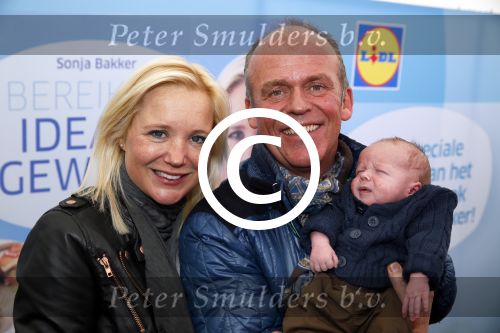 Hoorn  12 januari 2012
Sonja Bakker met Jan Reus achter de kinderwagen met zoontje Bram op weg naar de lidl voor signeersessie.
Peter Smulders bv
