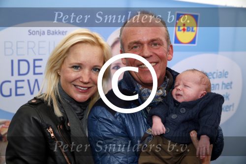 Hoorn  12 januari 2012
Sonja Bakker met Jan Reus achter de kinderwagen met zoontje Bram op weg naar de lidl voor signeersessie.
Peter Smulders bv