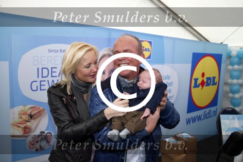Hoorn  12 januari 2012
Sonja Bakker met Jan Reus achter de kinderwagen met zoontje Bram op weg naar de lidl voor signeersessie.
Peter Smulders bv