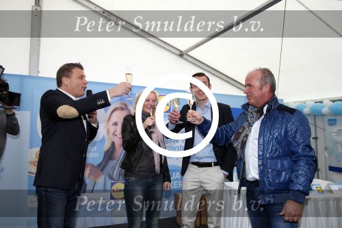 Hoorn  12 januari 2012
Sonja Bakker met Jan Reus achter de kinderwagen met zoontje Bram op weg naar de lidl voor signeersessie.
Peter Smulders bv