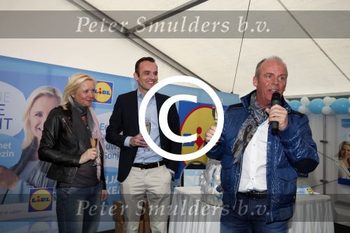 Hoorn  12 januari 2012
Sonja Bakker met Jan Reus achter de kinderwagen met zoontje Bram op weg naar de lidl voor signeersessie.
Peter Smulders bv