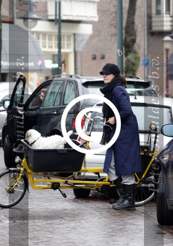 Amsterdam 24 december 2012
Susan Visser met hondje op de cornelis schuytstraat.
Peter Smulders bv