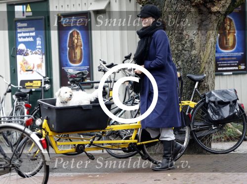 Amsterdam 24 december 2012
Susan Visser met hondje op de cornelis schuytstraat.
Peter Smulders bv