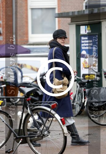 Amsterdam 24 december 2012
Susan Visser met hondje op de cornelis schuytstraat.
Peter Smulders bv