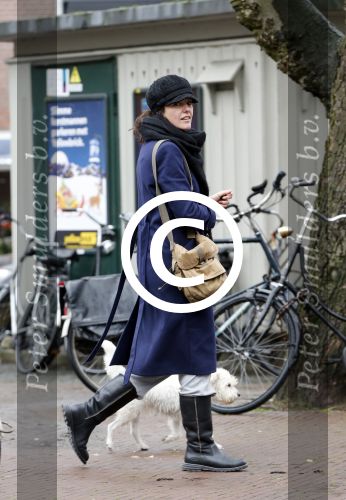 Amsterdam 24 december 2012
Susan Visser met hondje op de cornelis schuytstraat.
Peter Smulders bv