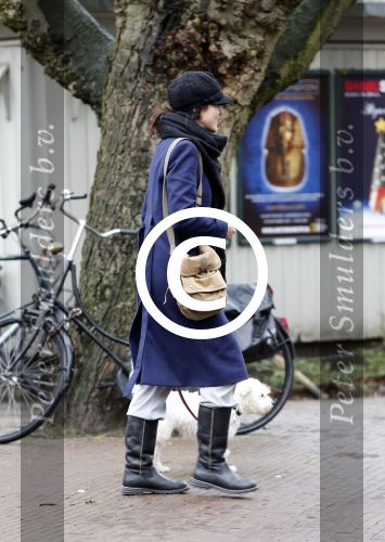 Amsterdam 24 december 2012
Susan Visser met hondje op de cornelis schuytstraat.
Peter Smulders bv