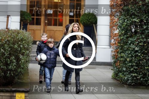 Hamburg 6 januari 2012
Sylvie v d Vaart vertrekt samen met damian en een vriendin met zoontje vanuit hun appartement / huis naar het park om met Damian te voetballen.
Peter Smulders bv