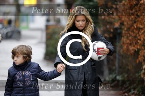 Hamburg 6 januari 2012
Sylvie v d Vaart vertrekt samen met damian en een vriendin met zoontje vanuit hun appartement / huis naar het park om met Damian te voetballen.
Peter Smulders bv
