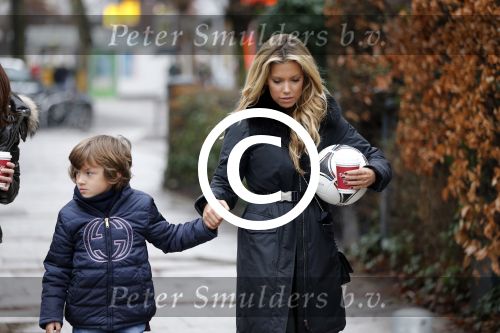 Hamburg 6 januari 2012
Sylvie v d Vaart vertrekt samen met damian en een vriendin met zoontje vanuit hun appartement / huis naar het park om met Damian te voetballen.
Peter Smulders bv