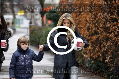Hamburg 6 januari 2012
Sylvie v d Vaart vertrekt samen met damian en een vriendin met zoontje vanuit hun appartement / huis naar het park om met Damian te voetballen.
Peter Smulders bv