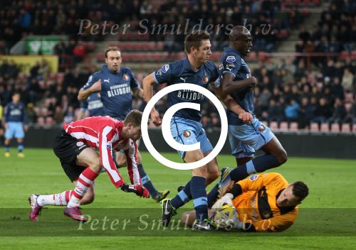 Eindhoven, 30 Januari 2013
1/4 Finale KNVB Beker PSV-Feyenoord, Seizoen 2012-2013, eindstand 2-1
Tim Matavz wordt zwaar verdedigd door Stefan de Vrij en Bruno Martins Indi
Foto Peter Smulders BV
