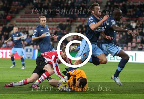 Eindhoven, 30 Januari 2013
1/4 Finale KNVB Beker PSV-Feyenoord, Seizoen 2012-2013, eindstand 2-1
Tim Matavz wordt zwaar verdedigd door Stefan de Vrij en Bruno Martins Indi
Foto Peter Smulders BV