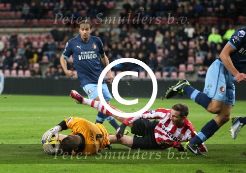 Eindhoven, 30 Januari 2013
1/4 Finale KNVB Beker PSV-Feyenoord, Seizoen 2012-2013, eindstand 2-1
Tim Matavz wordt zwaar verdedigd door Stefan de Vrij en Bruno Martins Indi
Foto Peter Smulders BV