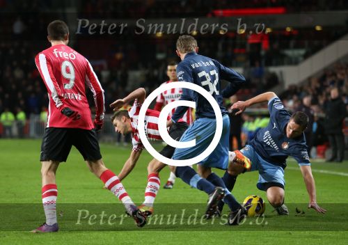Eindhoven, 30 Januari 2013
1/4 Finale KNVB Beker PSV-Feyenoord, Seizoen 2012-2013, eindstand 2-1
Tim Matavz wordt zwaar verdedigd door Stefan de Vrij en Bruno Martins Indi
Foto Peter Smulders BV
