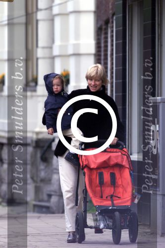 Amsterdam 5 mei 2001

Ella Adriaanse (Vrouw ursul de geer) met hun dochtertje

Peter Smulders bv
