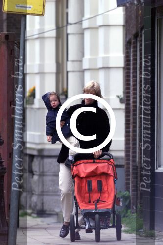 Amsterdam 5 mei 2001

Ella Adriaanse (Vrouw ursul de geer) met hun dochtertje

Peter Smulders bv